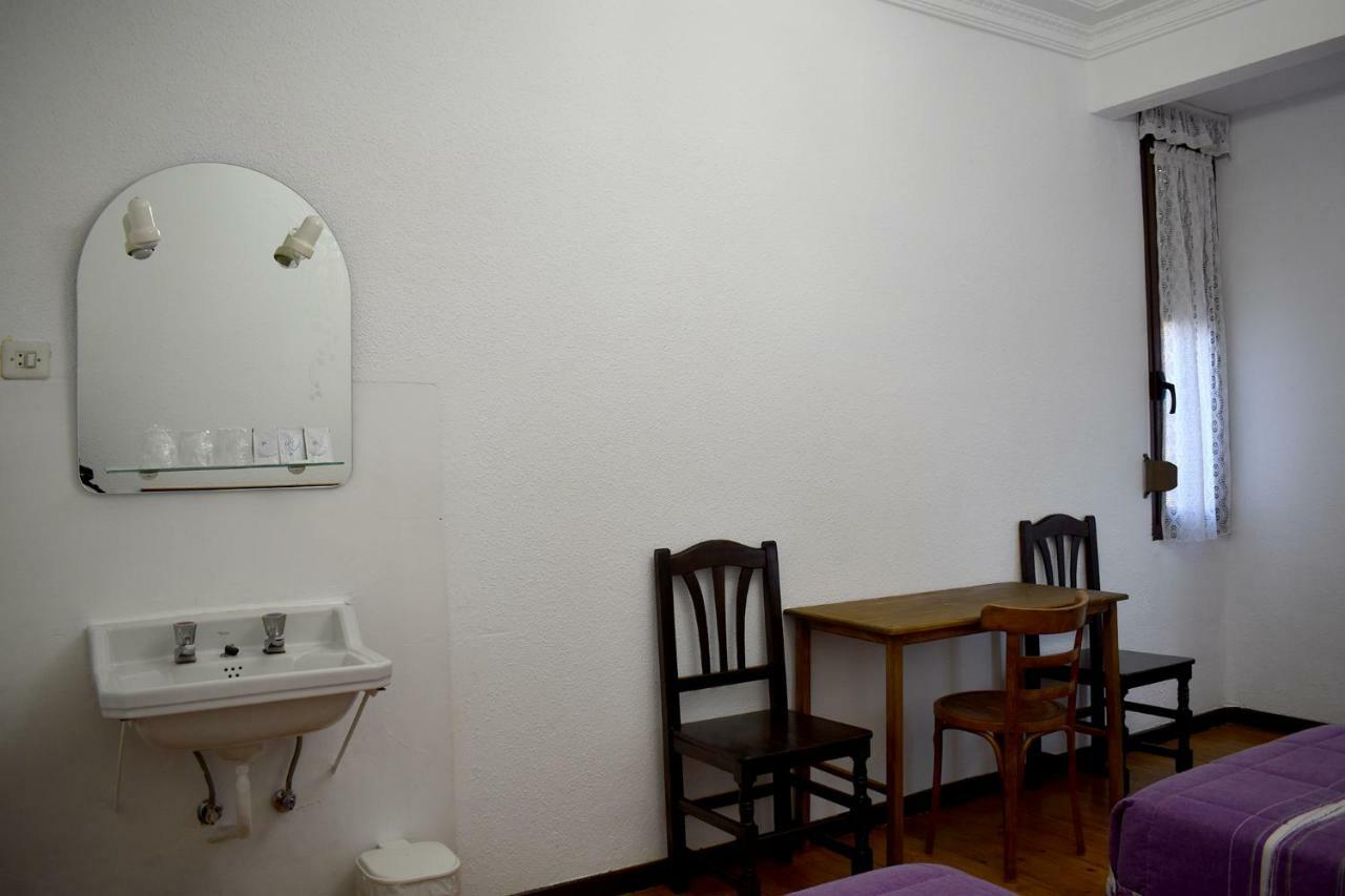 فندق Hostal Oviedo ليون المظهر الخارجي الصورة