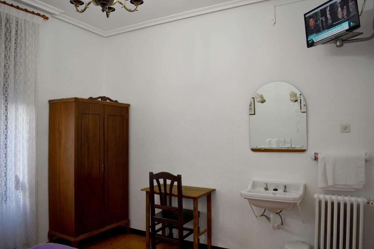 فندق Hostal Oviedo ليون المظهر الخارجي الصورة
