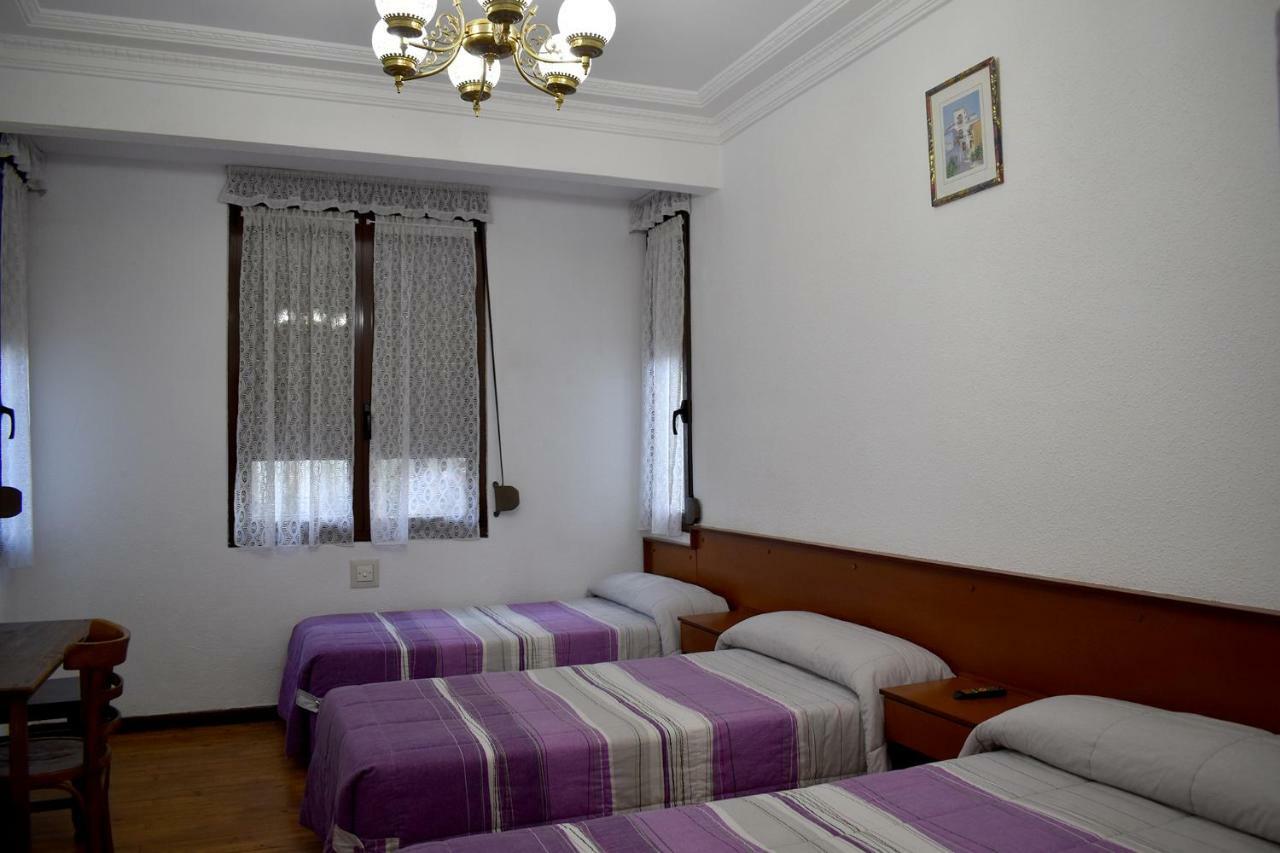 فندق Hostal Oviedo ليون المظهر الخارجي الصورة